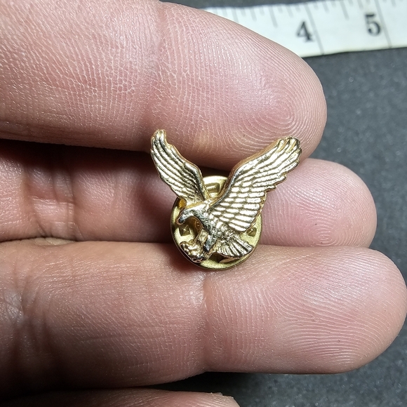 Gold tone flying eagle metalic lapel pin brooch see pictures for reference - Picture 1 of 3